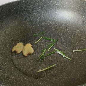 姜和葱放油中爆香，捞出