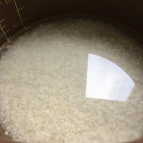 炒肉丁时准备好米，水跟平时煮饭水量一样