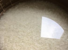 炒肉丁时准备好米，水跟平时煮饭水量一样