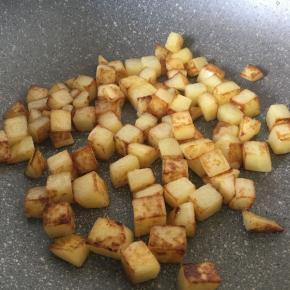 余下的油汤汁翻炒土豆，煎至土豆微焦