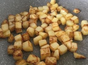 余下的油汤汁翻炒土豆，煎至土豆微焦