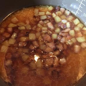 放入锅中，加二汤匙生抽，锅晃动均匀，煮饭。