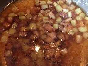 放入锅中，加二汤匙生抽，锅晃动均匀，煮饭。