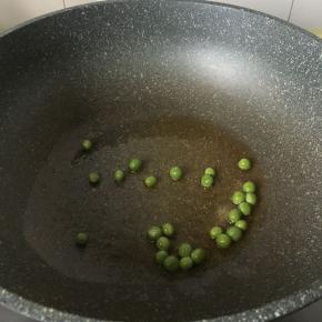 碗豆先下热锅炒熟