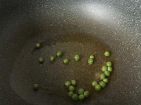 碗豆先下热锅炒熟