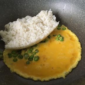 鸡蛋打散加入锅中,米饭也放入锅中同时翻炒