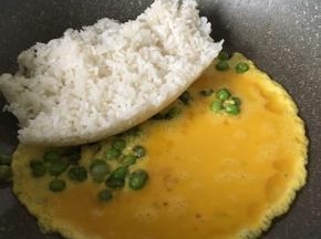 鸡蛋打散加入锅中,米饭也放入锅中同时翻炒