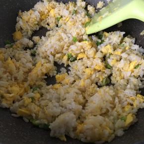 放入盐翻炒均匀