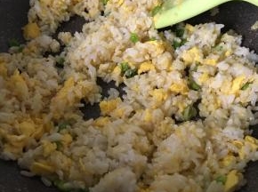 放入盐翻炒均匀