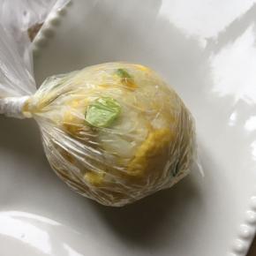 取一勺饭团,放保鲜膜中揉圆装盘.盖上芝士片