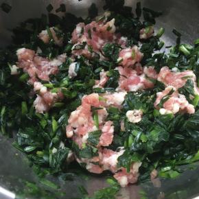 加入肉未、盐、料酒、虾粉