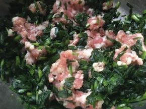 加入肉未、盐、料酒、虾粉