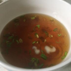 放少许盐、蒜叶、虾粉和一小块猪油加水冲成酱汤，冲好后淋上几滴生抽