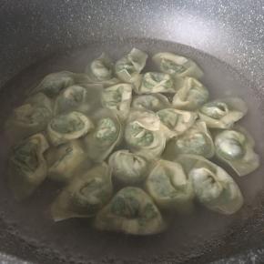 水烧开后放入馄饨盖上盖子,馄饨浮起就熟了