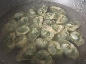 水烧开后放入馄饨盖上盖子,馄饨浮起就熟了