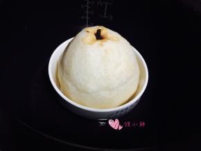 放在一个稍微深点的碗或者盘子里。隔水炖一个小时