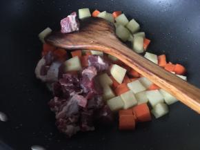 再放入切块的牛肉翻炒