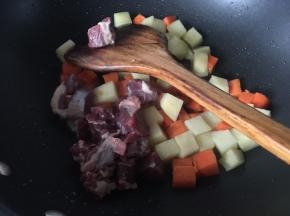 再放入切块的牛肉翻炒