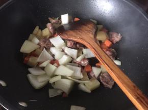 牛肉粒炒香后放入洋葱块炒