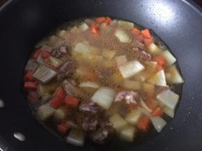 然后加入适量的清水（没过食材）大火烧开后转中火继续煮10分钟