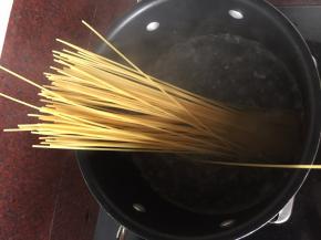 锅里煮开水后放入意面煮10分钟