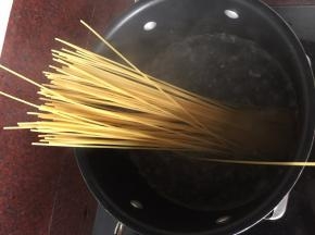 锅里煮开水后放入意面煮10分钟