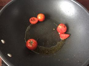 锅里热油后放入小番茄煎至表面金黄
