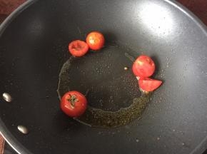 锅里热油后放入小番茄煎至表面金黄
