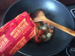 加入番茄咖喱块翻拌均匀