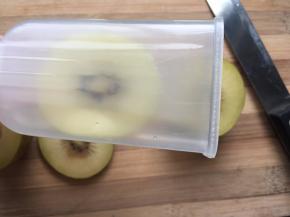 撕去外皮后放入冰棒模具中贴在模具壁上