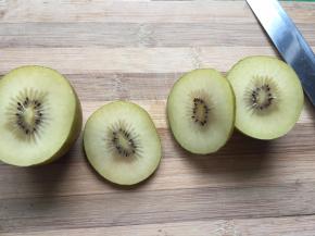 奇异果切成薄片