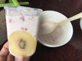 然后勺入草莓果酱酸奶
