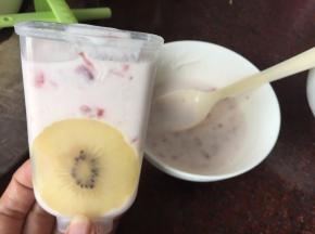 然后勺入草莓果酱酸奶