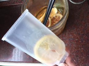 夹一片柠檬蜜放入冰棒模具中贴在模具壁上再勺入凤梨果酱酸奶