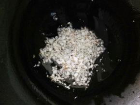 锅里放油和蒜末，小火慢炸