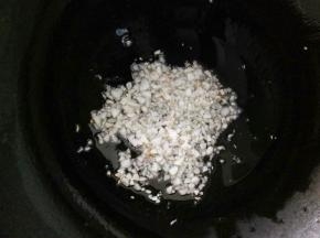 锅里放油和蒜末，小火慢炸