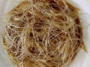 粉丝沥干水份加入蒸鱼豉油和生抽拌匀，铺入盘内