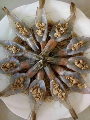 虾背上放上炸过的蒜末