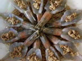 虾背上放上炸过的蒜末
