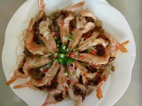 烧热适量油淋到上面，撒上葱花完成