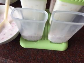 然后勺入冰棒模具里