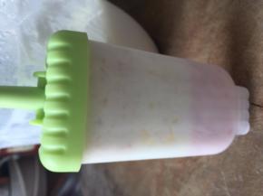 然后勺入冷冻好的模具中，再放入冰箱冷冻室冷冻至凝固即可