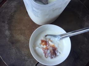 然后再在碗里勺入酸奶和山楂苹果酱搅拌均匀