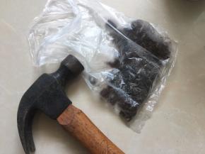 奥利奥饼干用铁锤砸碎