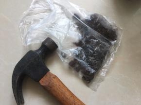 奥利奥饼干用铁锤砸碎