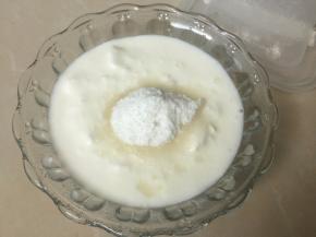 酸奶加入糖粉搅拌均匀