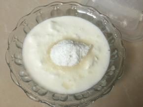酸奶加入糖粉搅拌均匀
