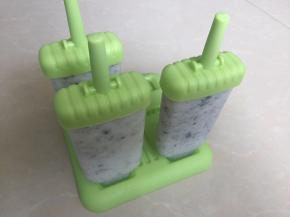 然后勺入模具中