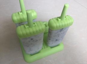 然后勺入模具中