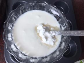 酸奶中加入适量糖粉搅拌均匀